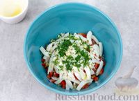 Фото приготовления рецепта: Салат с кальмарами, огурцами, помидорами и яйцами - шаг №11
