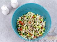 Фото приготовления рецепта: Салат с кальмарами, огурцами, помидорами и яйцами - шаг №12