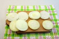 Фото приготовления рецепта: Закусочные слойки со шпротами, луком и яйцом - шаг №3