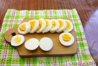 Фото приготовления рецепта: Закусочные слойки со шпротами, луком и яйцом - шаг №5