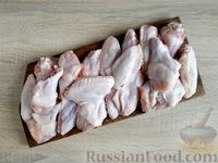 Фото приготовления рецепта: Жареные куриные крылышки в соево-пивной глазури - шаг №3
