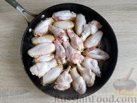 Фото приготовления рецепта: Жареные куриные крылышки в соево-пивной глазури - шаг №11