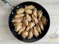 Фото приготовления рецепта: Жареные куриные крылышки в соево-пивной глазури - шаг №12