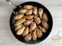 Фото приготовления рецепта: Жареные куриные крылышки в соево-пивной глазури - шаг №13