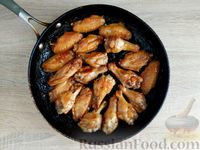 Фото приготовления рецепта: Жареные куриные крылышки в соево-пивной глазури - шаг №14