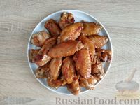 Фото приготовления рецепта: Жареные куриные крылышки в соево-пивной глазури - шаг №15