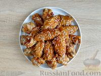 Фото приготовления рецепта: Жареные куриные крылышки в соево-пивной глазури - шаг №16