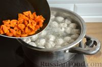 Фото приготовления рецепта: Суп с куриными фрикадельками и консервированной кукурузой - шаг №7