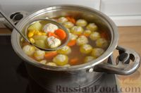 Фото приготовления рецепта: Суп с куриными фрикадельками и консервированной кукурузой - шаг №10
