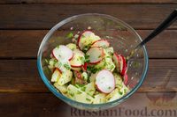Фото приготовления рецепта: Салат из молодого картофеля, редиса и зелени - шаг №9