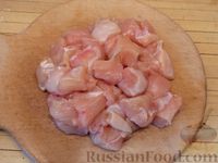 Фото приготовления рецепта: Курица, тушенная с кабачками и молодой капустой - шаг №5