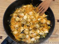 Фото приготовления рецепта: Курица, тушенная с кабачками и молодой капустой - шаг №7