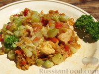 Фото приготовления рецепта: Курица, тушенная с кабачками и молодой капустой - шаг №14