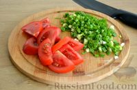 Фото приготовления рецепта: Киш с копчёной курицей, помидорами, сыром и зеленью - шаг №7