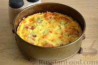 Фото приготовления рецепта: Киш с копчёной курицей, помидорами, сыром и зеленью - шаг №14