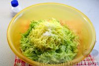 Фото приготовления рецепта: Котлеты из капусты и кабачков, с картофелем и сыром - шаг №4