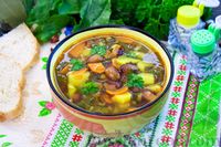 Фото к рецепту: Постный фасолевый суп со щавелем