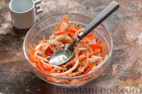 Фото приготовления рецепта: Салат с вешенками, болгарским перцем, морковью и луком, по-корейски - шаг №11
