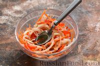 Фото приготовления рецепта: Салат с вешенками, болгарским перцем, морковью и луком, по-корейски - шаг №12