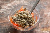 Фото приготовления рецепта: Салат с вешенками, болгарским перцем, морковью и луком, по-корейски - шаг №13