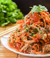Фото приготовления рецепта: Салат с вешенками, болгарским перцем, морковью и луком, по-корейски - шаг №17