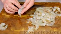 Фото приготовления рецепта: Жареные креветки в медово-чесночном соусе - шаг №1