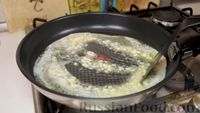 Фото приготовления рецепта: Жареные креветки в медово-чесночном соусе - шаг №3