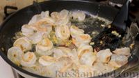 Фото приготовления рецепта: Жареные креветки в медово-чесночном соусе - шаг №4