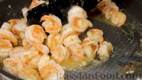 Фото приготовления рецепта: Жареные креветки в медово-чесночном соусе - шаг №6