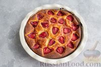 Фото приготовления рецепта: Творожный пирог с клубникой - шаг №15