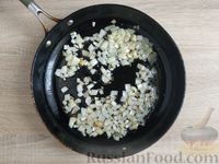 Фото приготовления рецепта: Жареная молодая капуста со сметаной, луком и чесноком - шаг №3