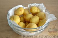 Фото приготовления рецепта: Жареная молодая картошка в медово-соевом соусе - шаг №2