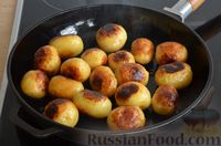 Фото приготовления рецепта: Жареная молодая картошка в медово-соевом соусе - шаг №5