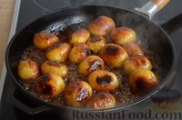 Фото приготовления рецепта: Жареная молодая картошка в медово-соевом соусе - шаг №6