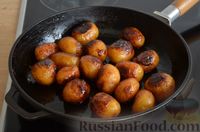 Фото приготовления рецепта: Жареная молодая картошка в медово-соевом соусе - шаг №7