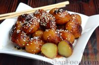 Фото приготовления рецепта: Жареная молодая картошка в медово-соевом соусе - шаг №10