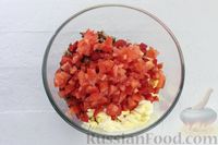 Фото приготовления рецепта: Салат из куриной печени с помидорами, болгарским перцем, маслинами и яйцами - шаг №7