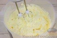 Фото приготовления рецепта: Маффины с клубникой и сливочно-сырным кремом - шаг №8