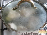 Фото приготовления рецепта: Куриный суп с лапшой из омлета - шаг №3