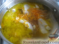 Фото приготовления рецепта: Куриный суп с лапшой из омлета - шаг №6