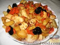 Фото к рецепту: Цимес из картофеля, курицы, изюма и чернослива