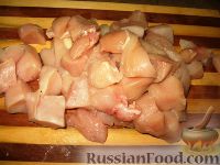 Фото приготовления рецепта: Цимес из картофеля, курицы, изюма и чернослива - шаг №2