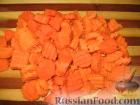 Фото приготовления рецепта: Цимес из картофеля, курицы, изюма и чернослива - шаг №3