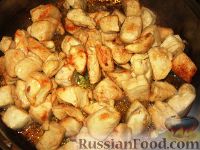 Фото приготовления рецепта: Цимес из картофеля, курицы, изюма и чернослива - шаг №5