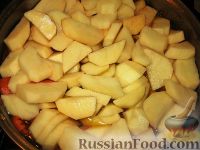 Фото приготовления рецепта: Цимес из картофеля, курицы, изюма и чернослива - шаг №6