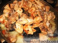 Фото приготовления рецепта: Цимес из картофеля, курицы, изюма и чернослива - шаг №8
