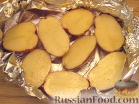 Фото приготовления рецепта: Запеченная скумбрия с мидиями и картофелем - шаг №6