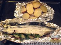 Фото приготовления рецепта: Запеченная скумбрия с мидиями и картофелем - шаг №7