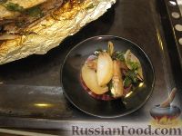 Фото приготовления рецепта: Запеченная скумбрия с мидиями и картофелем - шаг №13