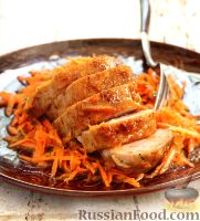 Фото к рецепту: Жареное свиное филе с морковным салатом